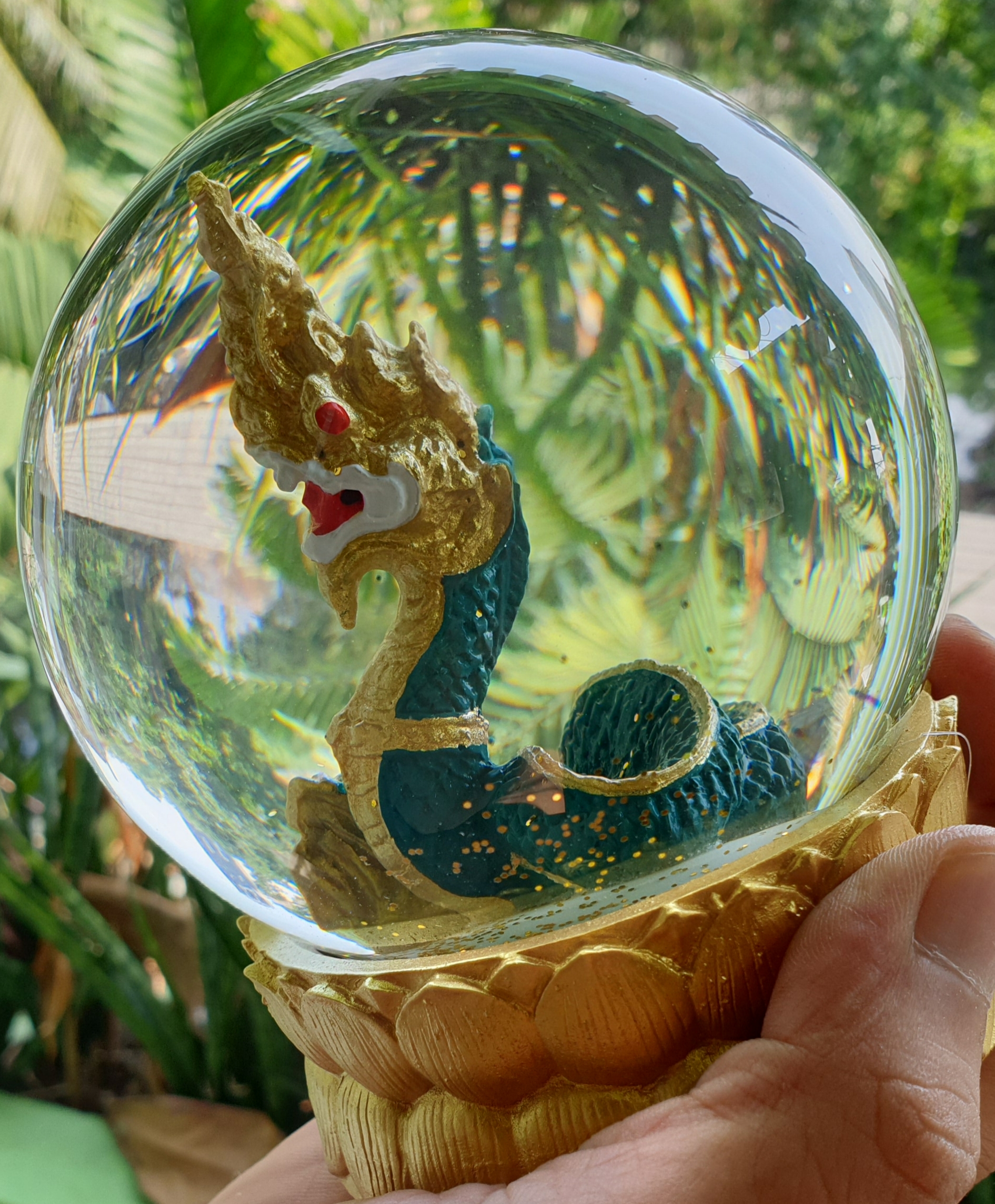 ลูกแก้วพญานาค มีน้ำข้างในพร้อมฐานขนาดเส้นผ่าศูนย์กลางลูกแก้ว10CM มี4สี เขียว ขาว ดำ ทอง เลือกได้เลยจ้า+แถมฟรีผ้ายันต์คะมีของพร้อมส่งสั่งได้เลยคะ