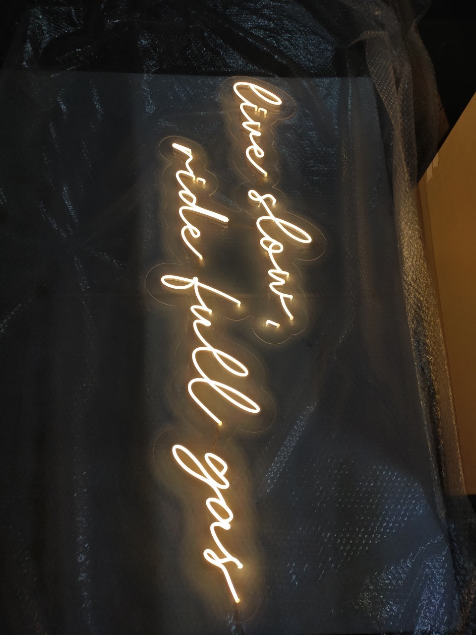 ไฟนีออน