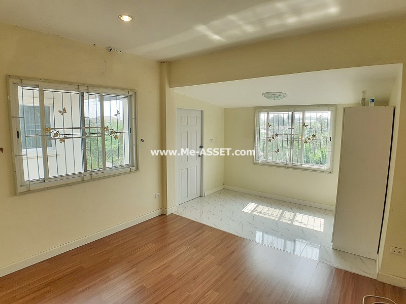 ขายบ้านแฝด ม.นลินวิลล์พลัส ถ.เคหะร่มเกล้า แขวงสะพานสูง เขตสะพานสูง กรุงเทพ / พื้นที่ 2 ชั้น 39 ตารางวา