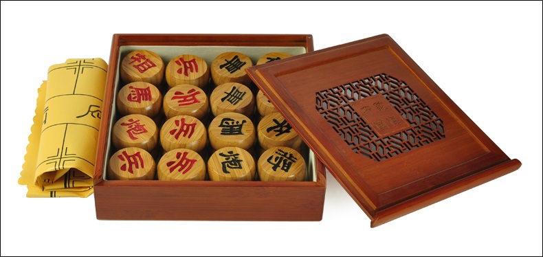 หมากรุกจีนไม้ไผ่ (ตัวสีดำแดง+กล่องไม้+กระดานหนัง#50) Bamboo Chinese Chess Pieces with Bamboo Box #45