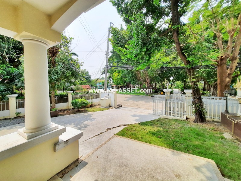 ขายบ้านเดี่ยว ม.นันทวัน (วงแหวน-รัตนาธิเบศร์) ถ.ตลิ่งชัน-สุพรรณบุรี ต.เสาธงหิน อ.บางใหญ่ นนทบุรี ต้นโครงการ ตรงข้ามสวนสาธารณะ / พื้นที่ 2 ชั้น 151 ตารางวา