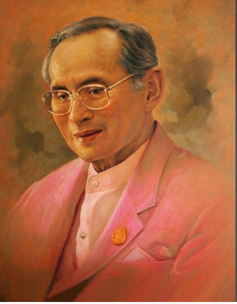 พระบาทสมเด็จพระเจ้าอยู่หัว รัชกาลที่ 9 ฉลองพระองค์สูทสีชมพู