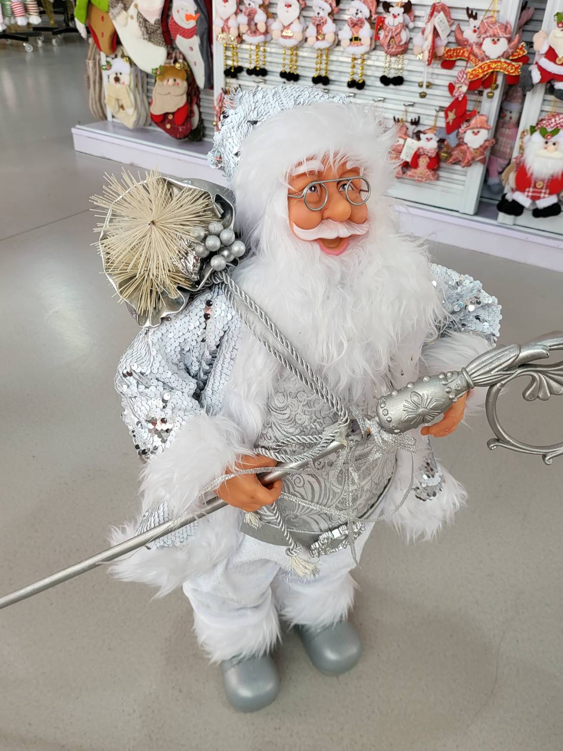 ตุ๊กตาซานต้าครอส สีสันของการตกแต่งบ้านในธีมคริสต์มาส คัดเลือกรูปแบบ นำเสนอ