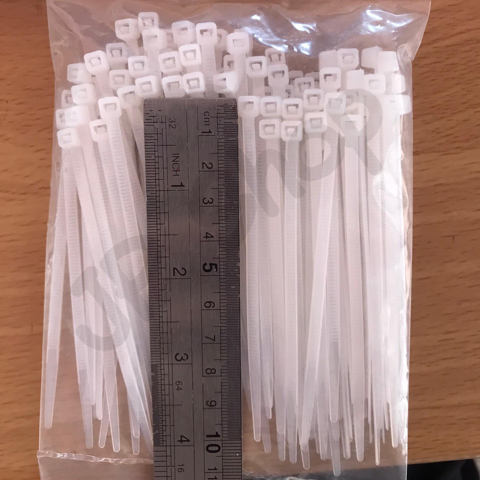 สายรัด CABLE TIE เคเบิ้ลไทร์ 4นิ้ว เหมาะสำหรับนำไปใช้งานต่าง ๆ อาทิเช่น เคเบิ้ลไทร์ใช้รัดสายไฟ, สายแลน (LAN), สายโทรศัพท์, สายสัญญาณ, สายเคเบิ้ลให้เรียบร้อย โกดังในไทย สั่งปุ๊บส่งปั๊บ