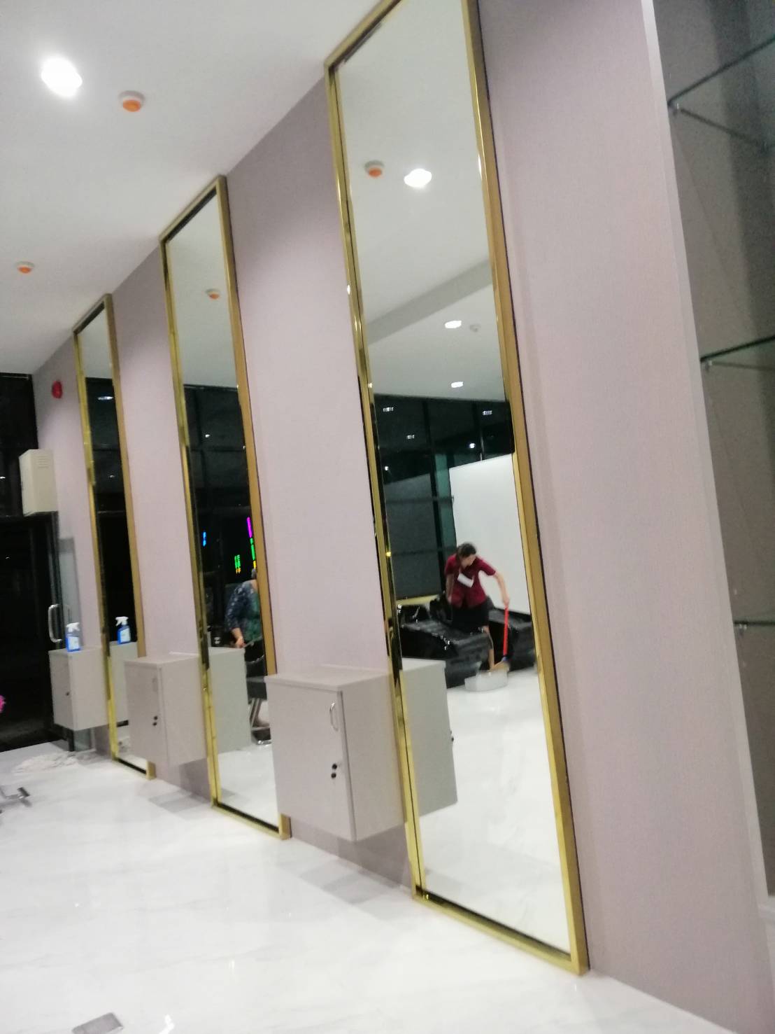 งานกระจกเงา ติดกรอบสแตนเลสสีทอง กระจกร้านเสริมสวย กระจกร้านตัดผม