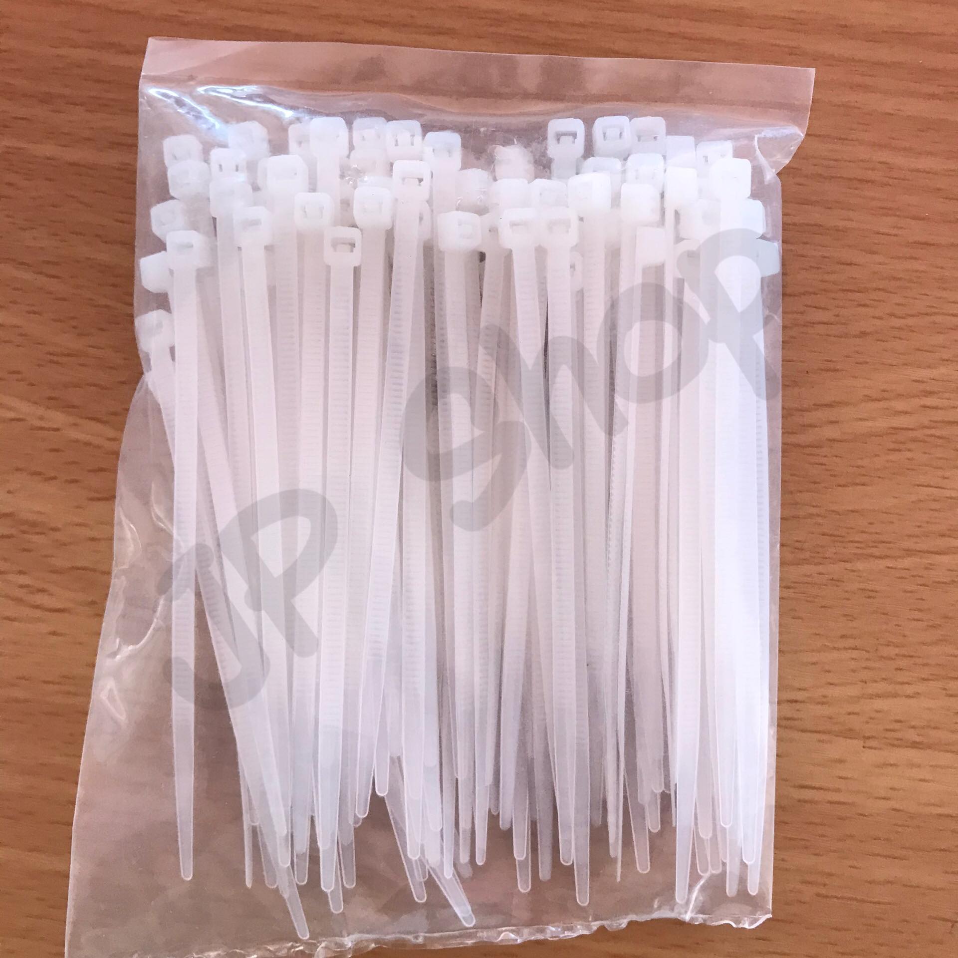 สายรัด CABLE TIE เคเบิ้ลไทร์ 4นิ้ว เหมาะสำหรับนำไปใช้งานต่าง ๆ อาทิเช่น เคเบิ้ลไทร์ใช้รัดสายไฟ, สายแลน (LAN), สายโทรศัพท์, สายสัญญาณ, สายเคเบิ้ลให้เรียบร้อย โกดังในไทย สั่งปุ๊บส่งปั๊บ