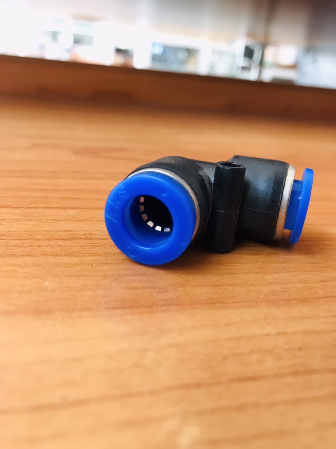 ข้อต่อลมฟิตติ้ง PV-10 ข้องอ 90 องศา สำหรับสายลม 10 มม. #05003