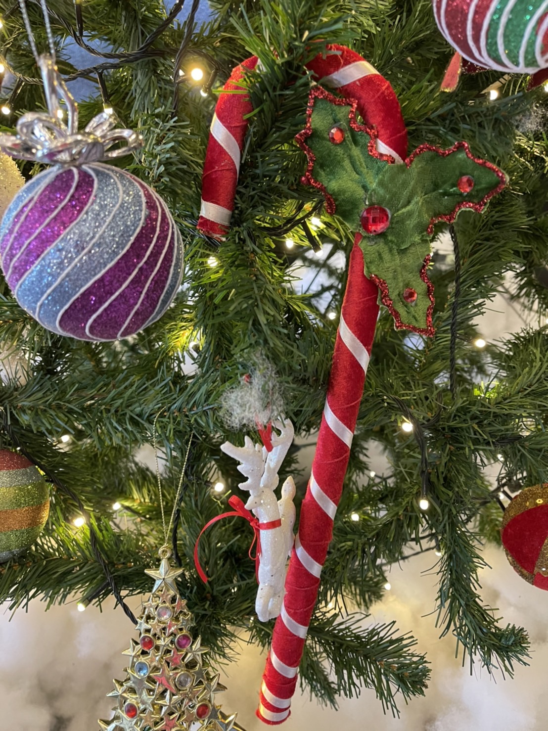 ต้นคริสต์มาสแบบตกแต่งพร้อมของประดับ