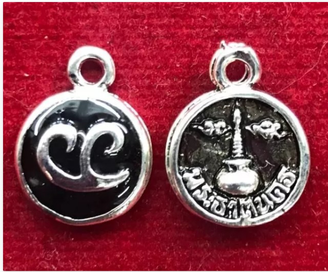 จี้ นะโม เนื้อเงิน มี2แบบ รุ่นศรีวิชัย พศ 2547 พระธาตุเมืองคอน ลงยาดำ ใส่อาบน้ำได้ไม่ลอกไม่ดำไม่แพ้ พุทธคุณครอบจักรวาล เมตตามหานิยม มีโชคลาภ แคล้วคลาดปลอดภัย