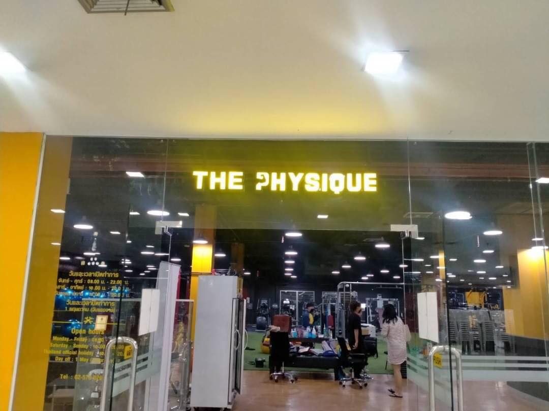 -ตัวอักษรซิงค์ THE PHYSIQUE ไฟออกหน้า -ฝาครอบหน้า ติดไฟสีเหลือง -หน้าอะคริลิค ติดสติกเกอร์โปร่งแสง -ขอบพ่นสีดำ ขอบคิ้ว 0.5cm.