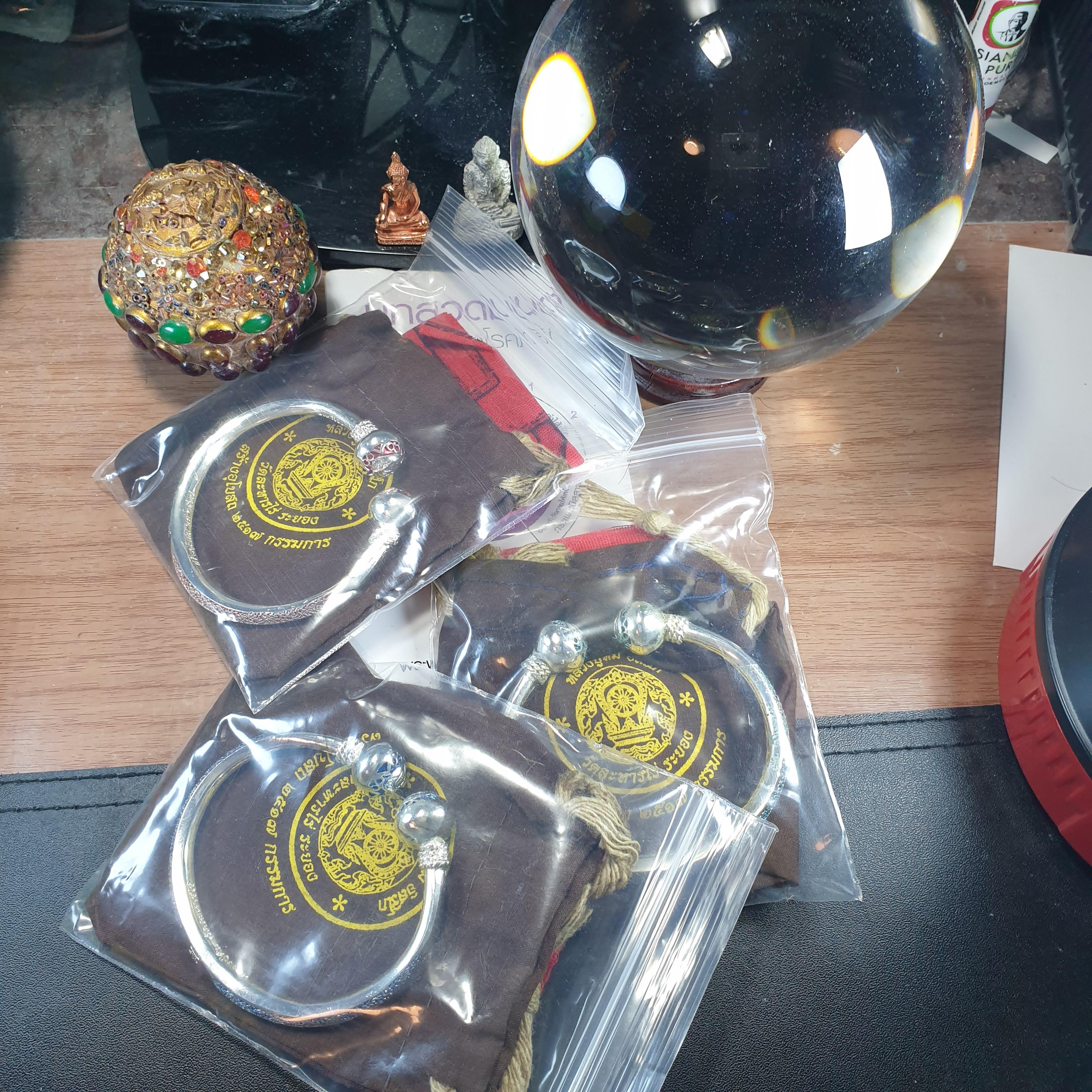 กำไลหลวงปู่ทิม เนื้อสำริดเงิน แจกกรรมการ รุ่นสร้างอุโบสถ หลวงปู่ทิม วัดละหารไร่ จ.ระยอง ลงยา +แถมยันต์ฟรีคละๆลายกันไปจ้า สำเนา