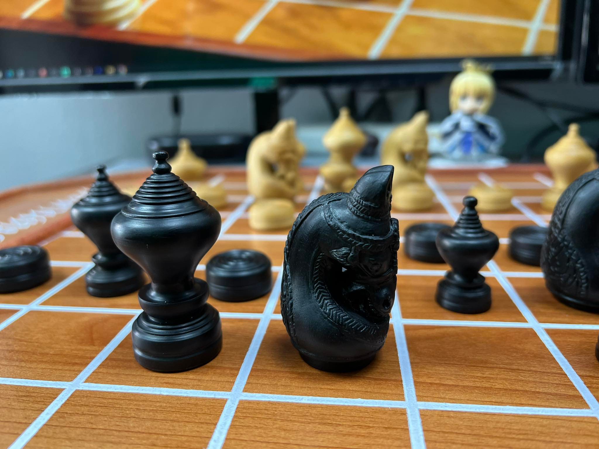 ตัวหมากรุกไทยไม้เนื้อแข็งแบบโบราณ