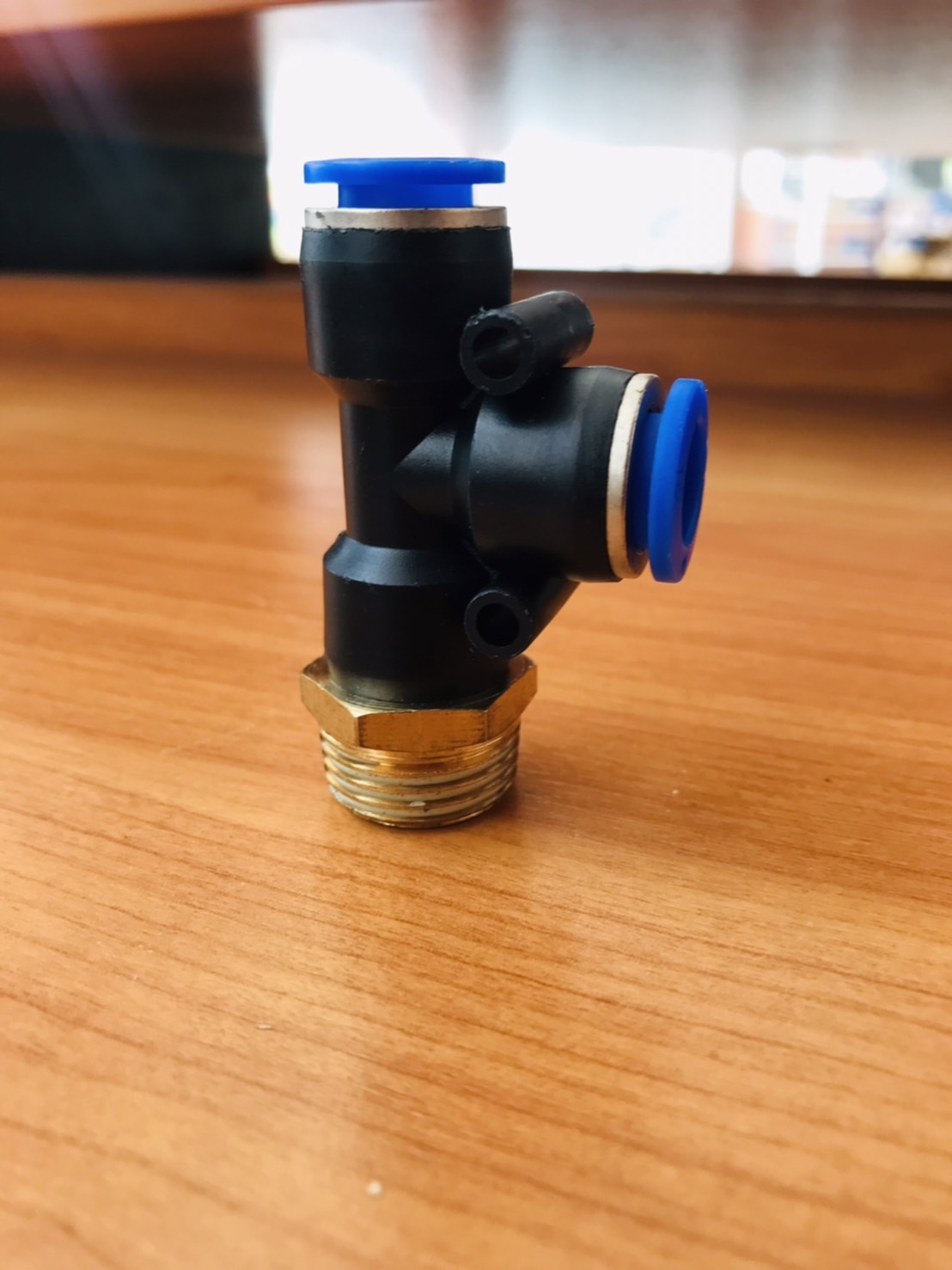 ข้อต่อลมสามทางเกลียวนอก1ข้าง รุ่น PD 10-04 ขนาด 4 หุน สำหรับสายลม 10 มม.#036160