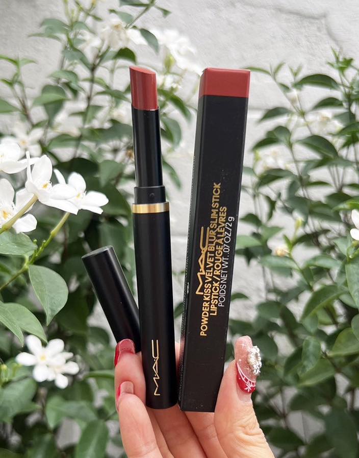 MAC Powder Kiss Velvet Blur Slim Stick 2g. ลิปสติกเนื้อกำมะหยี่กึ่งแมตต์