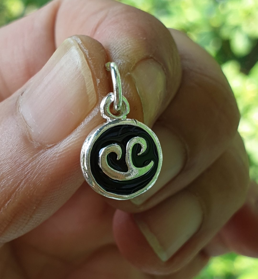 จี้ นะโม เนื้อเงิน มี2แบบ รุ่นศรีวิชัย พศ 2547 พระธาตุเมืองคอน ลงยาดำ ใส่อาบน้ำได้ไม่ลอกไม่ดำไม่แพ้ พุทธคุณครอบจักรวาล เมตตามหานิยม มีโชคลาภ แคล้วคลาดปลอดภัย