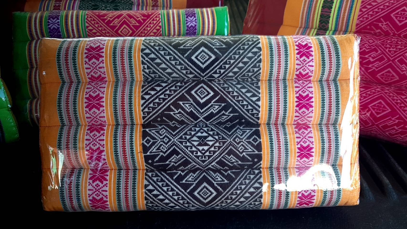 หมอนสามเหลี่ยมโบราณ ขนาด10 ช่องเดี่ยว //Ancient Pillow large 9 rows 38x20cm kapok 100%Traditional Floor Cushion.