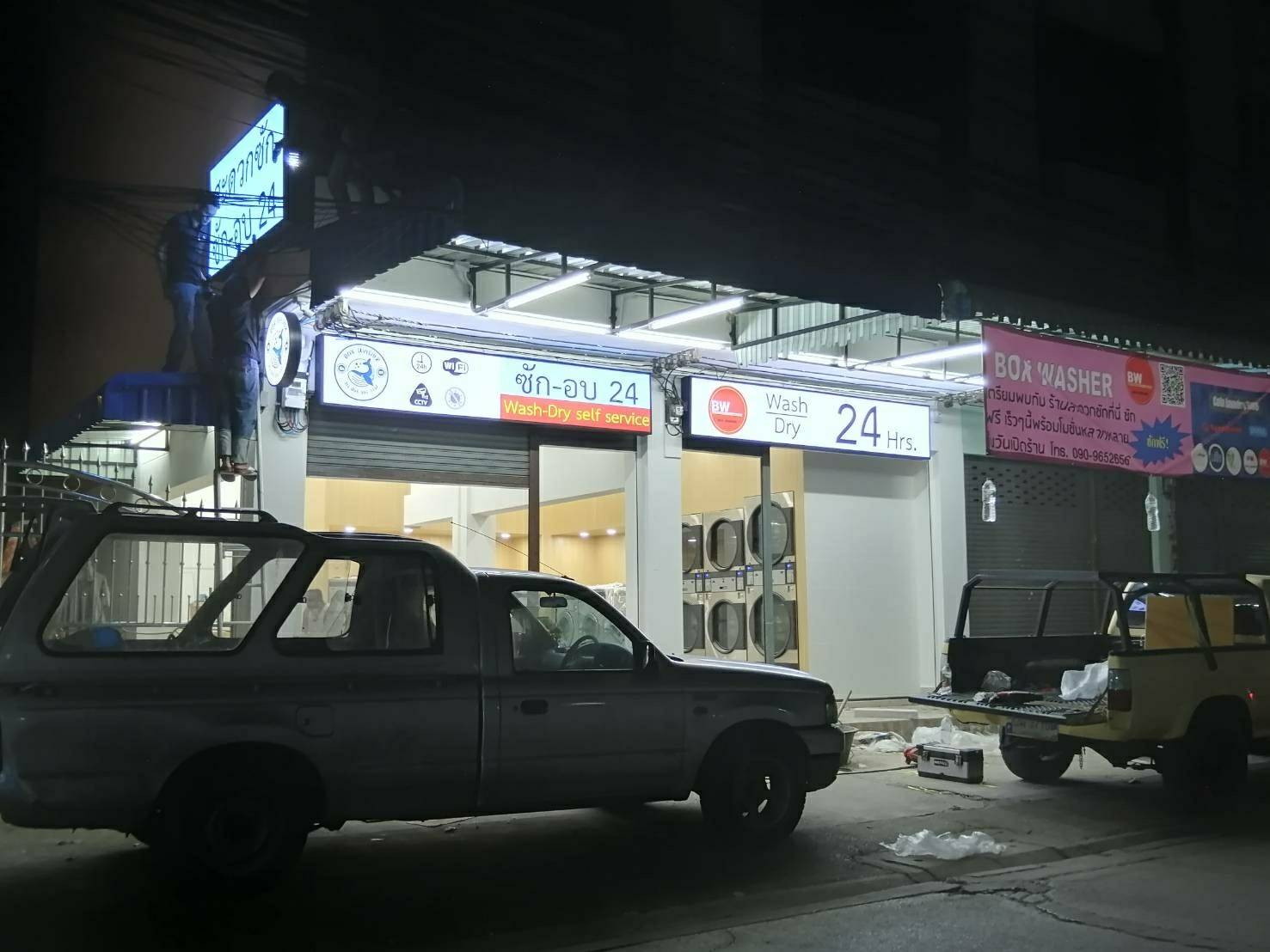 ผลิตป้ายกล่องไฟ อะคริลิคงานติดสติ๊กเกอร์