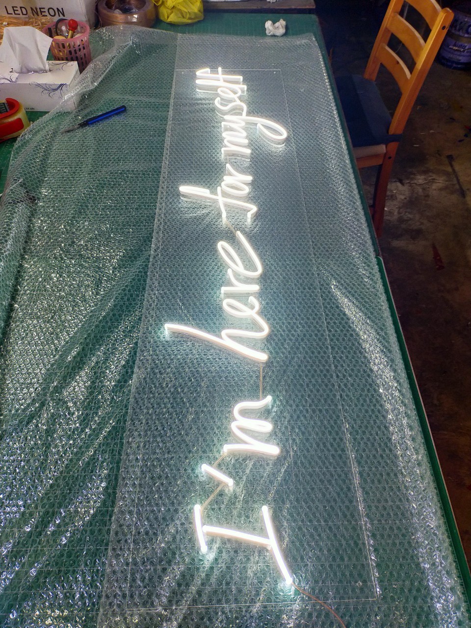 ป้ายไฟนีออน LED อะคริลิคใสรองหลัง