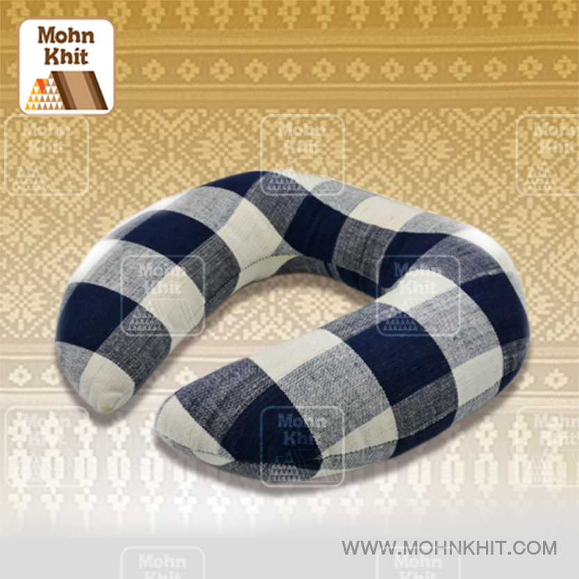 หมอนขิดรองคอในรถ,หมอนรองคอ,หมอนขิดรองคอ ลายสก๊อต 23 cm x ยาว 29 cm //Neck Pillow To Sleep In Car .