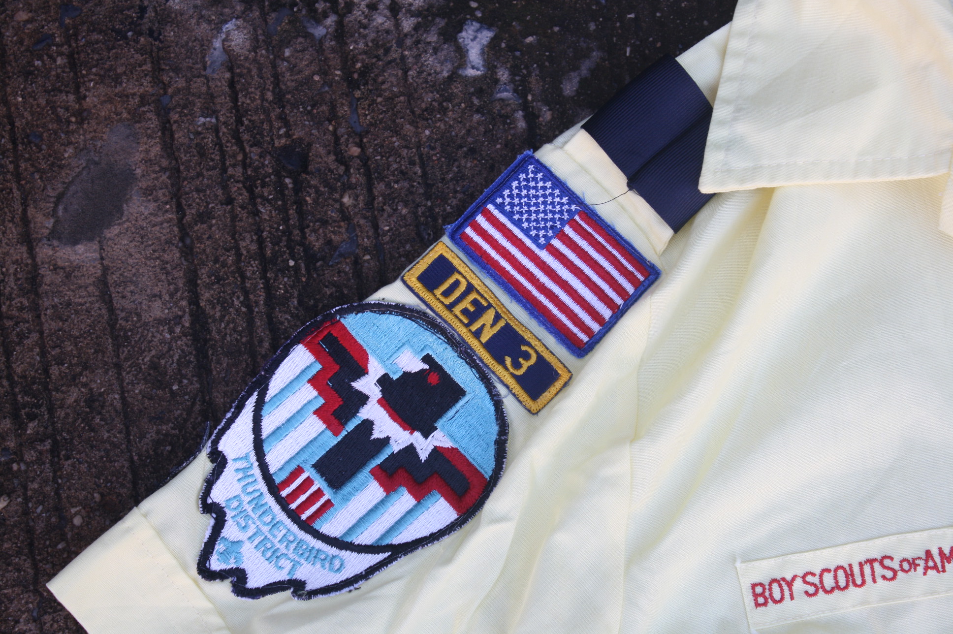 ขายแล้ว เสื้อลูกเสื้อสหรัฐสีเหลือง พร้อมอาร์ม