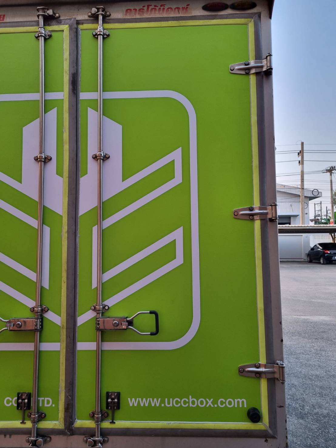 งานติดตั้งติดสติ๊กเกอร์รถกระบะตู้ทึบ สติ๊กเกอร์ทึบแสง