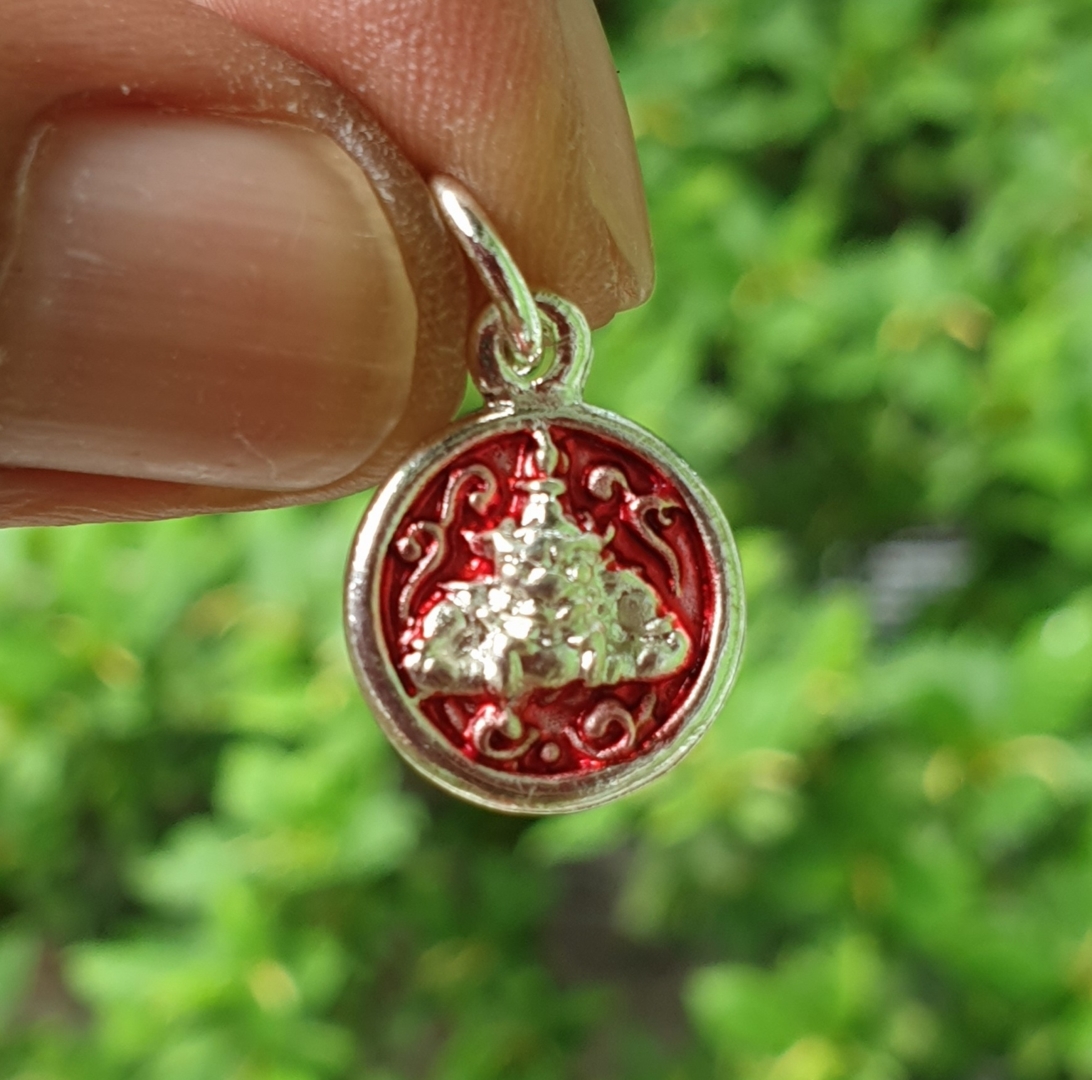 จี้ นะโม เนื้อเงิน มี2แบบ รุ่นศรีวิชัย พศ 2547 พระธาตุเมืองคอน ลงยาดำ ใส่อาบน้ำได้ไม่ลอกไม่ดำไม่แพ้ พุทธคุณครอบจักรวาล เมตตามหานิยม มีโชคลาภ แคล้วคลาดปลอดภัย