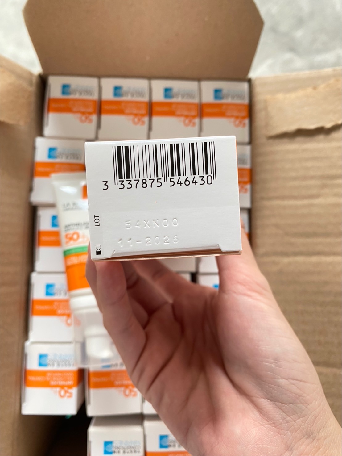 รุ่นใหม่ La Roche-Posay Anthelios UVMune 400 Gel-Cream Oil Control 50ml. สูตรเจล สำหรับผิวมัน แถบเขียว ของแท้