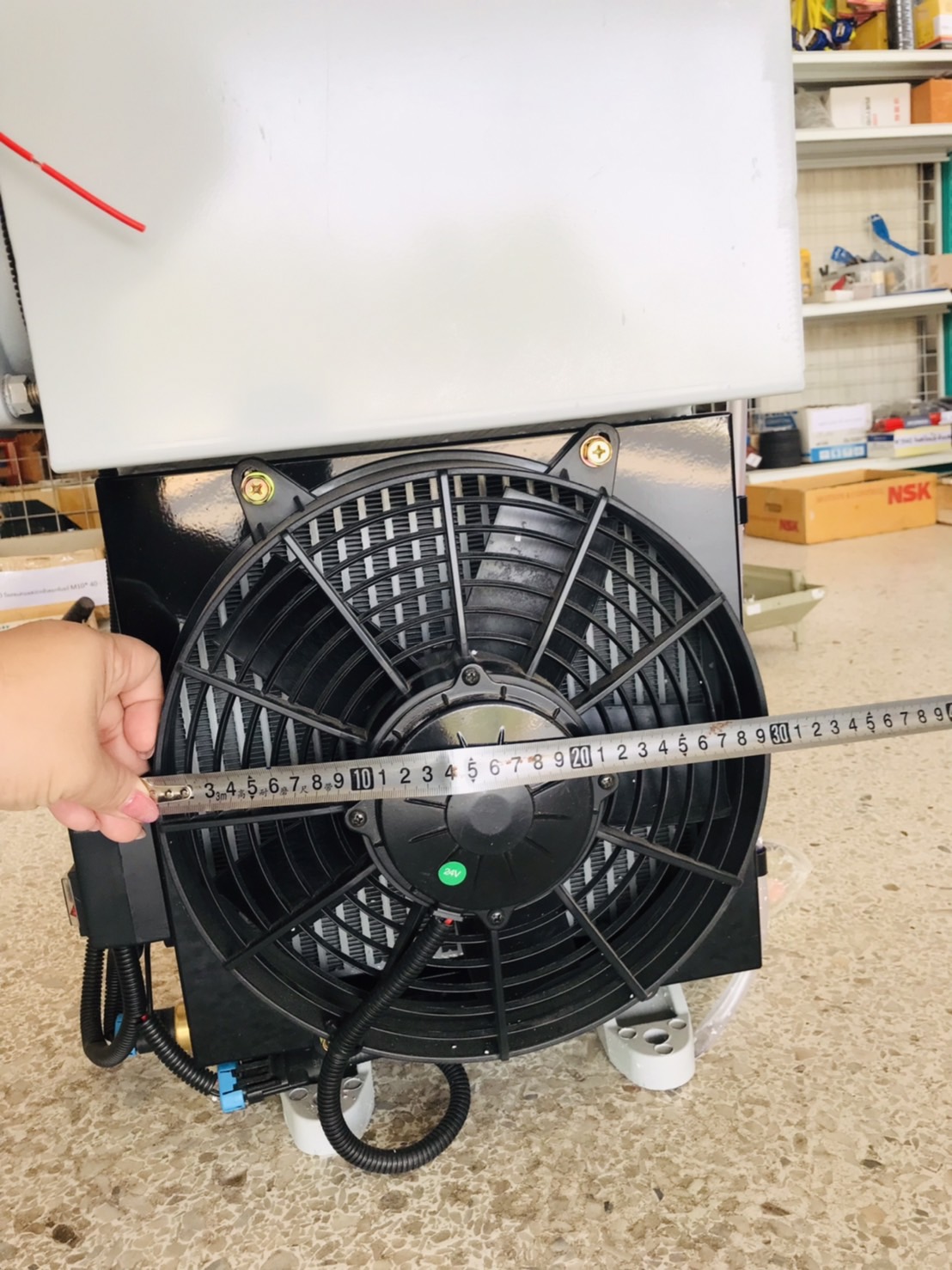 ถังไฮดรอลิกขนาด 18 ลิตร พร้อมพัดลมคูลเลอร์ 24V (Oil Cooler Tank with 24V Fan – Model) สำหรับรถบรรทุกโม่ปูน#523867