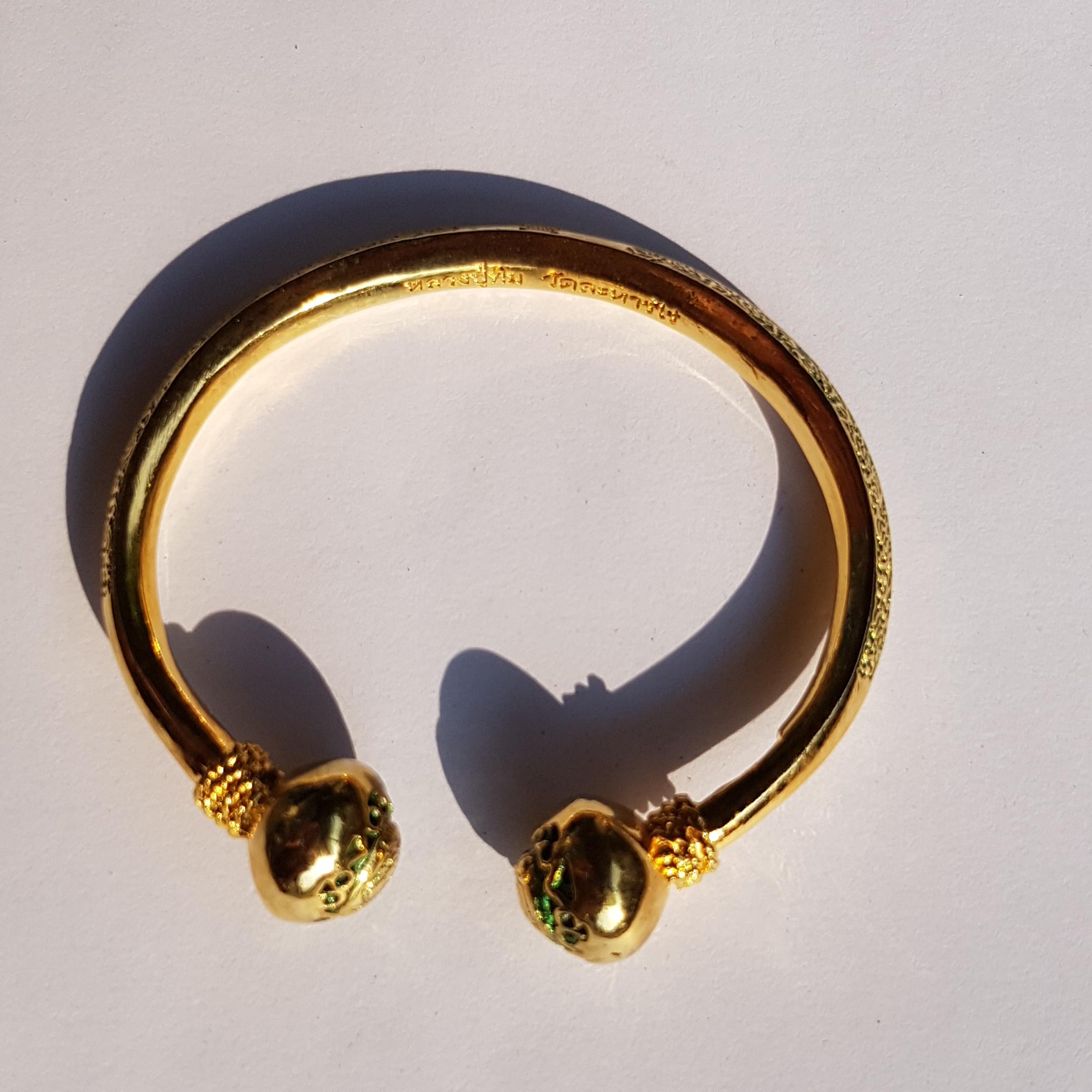 กำไลหลวงปู่ทิม เนื้อสำริดทอง แจกกรรมการ รุ่นสร้างอุโบสถ หลวงปู่ทิม วัดละหารไร่ จ.ระยอง ลงยา +แถมยันต์ฟรีคละๆลายกันไปจ้า สำเนา