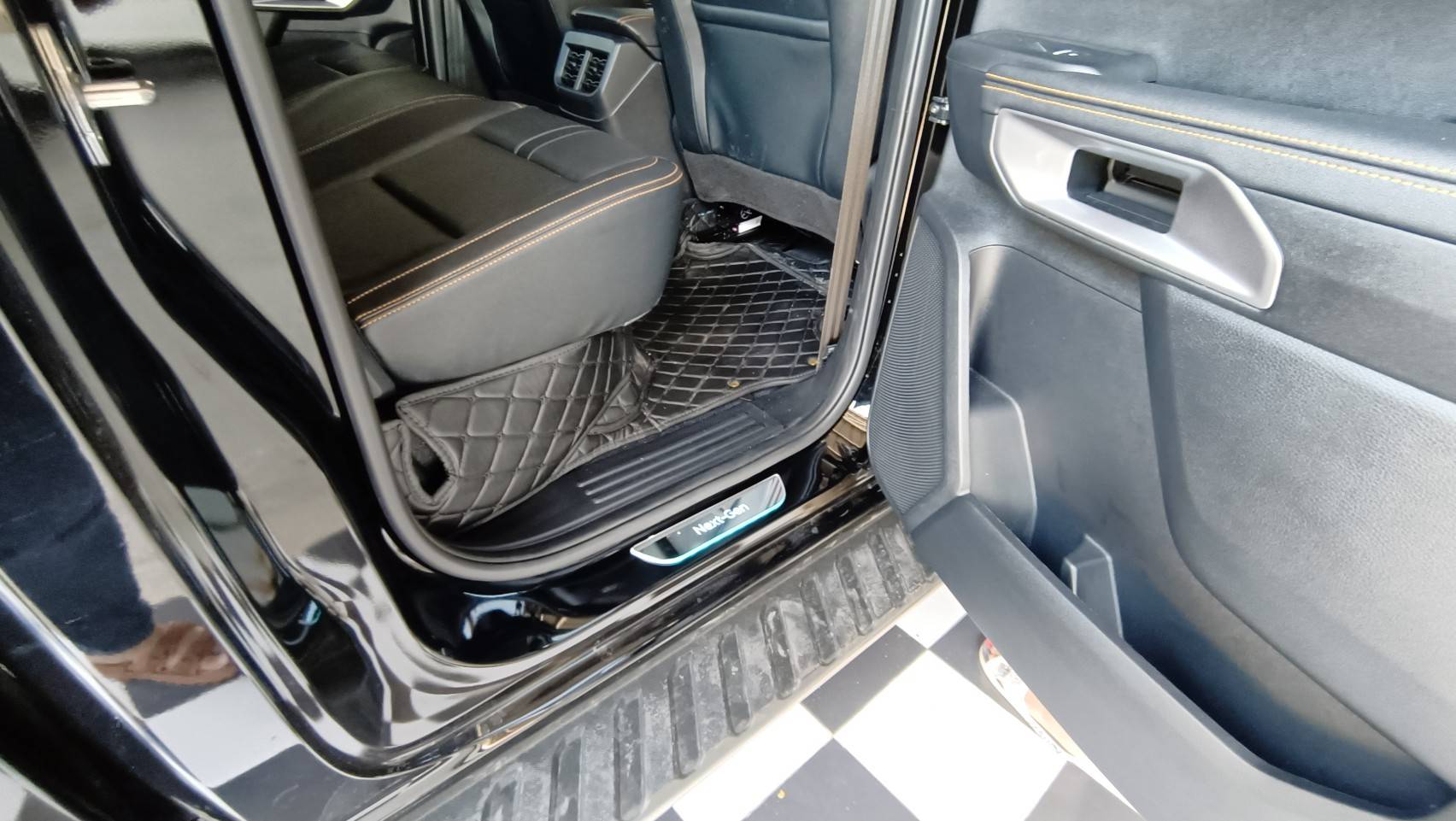 คิ้วบันได สคัฟเพลท Next Gen Everest ฟอร์ดเอเวอเรสต์ มีไฟ LED แบบวิ่ง