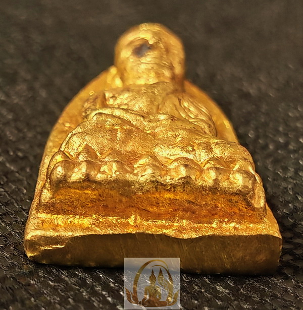 พระหลวงปู่หวด พิมพ์หลังเตารีด วัดในหาน (รุ่นแรก) จ.ภูเก็ต ปี 2536 เนื้อเปียกทอง