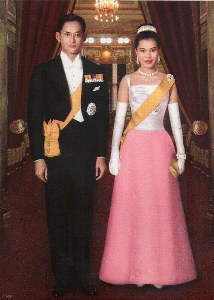 ครอสติสคริสตัลรูปคู่พระบารมี ในหลวงรัชกาลที่ 9 และพระราชินี