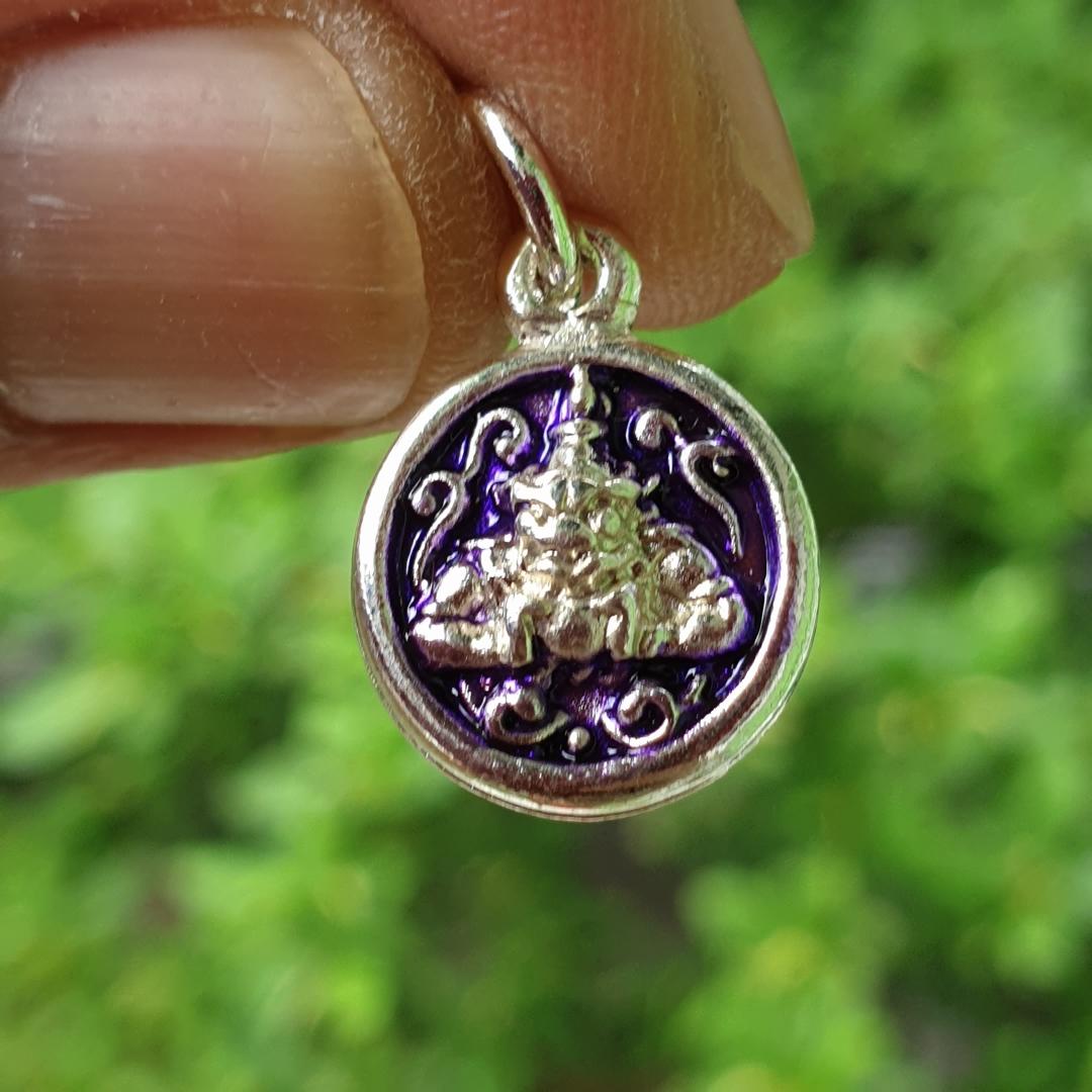 จี้ นะโม เนื้อเงิน มี2แบบ รุ่นศรีวิชัย พศ 2547 พระธาตุเมืองคอน ลงยาดำ ใส่อาบน้ำได้ไม่ลอกไม่ดำไม่แพ้ พุทธคุณครอบจักรวาล เมตตามหานิยม มีโชคลาภ แคล้วคลาดปลอดภัย