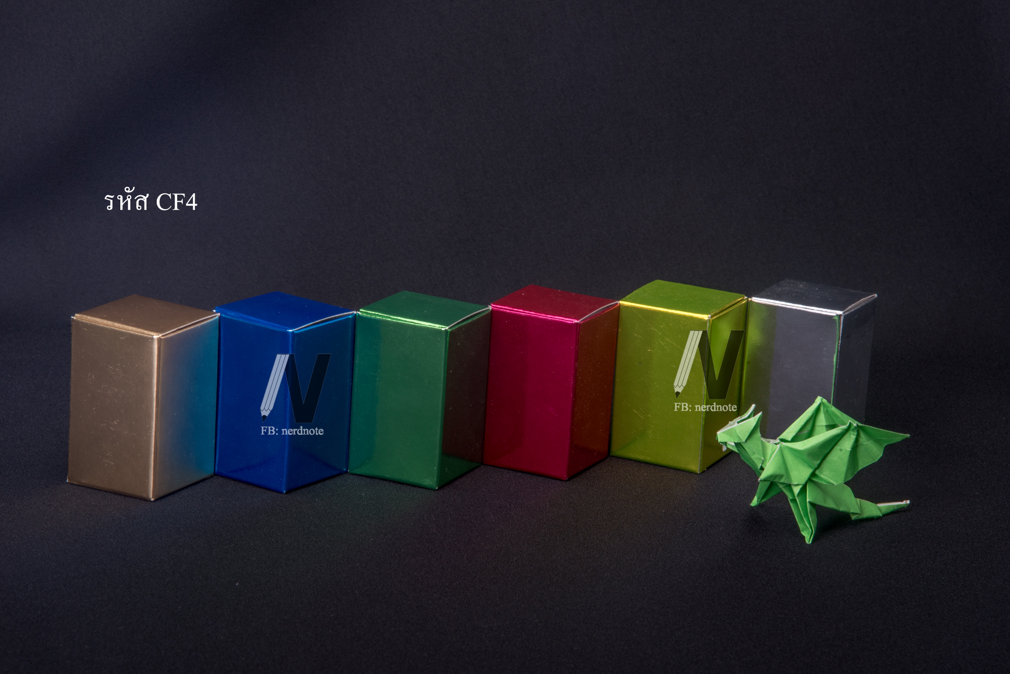 CF4 กล่องเครื่องสำอาง ขนาด กว้าง 33 x ยาว 33 x สูง 57 mm..