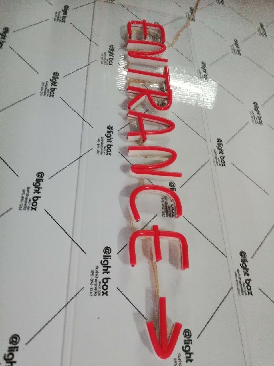 ป้ายไฟนีออน LED อะคริลิคใสรองหลัง