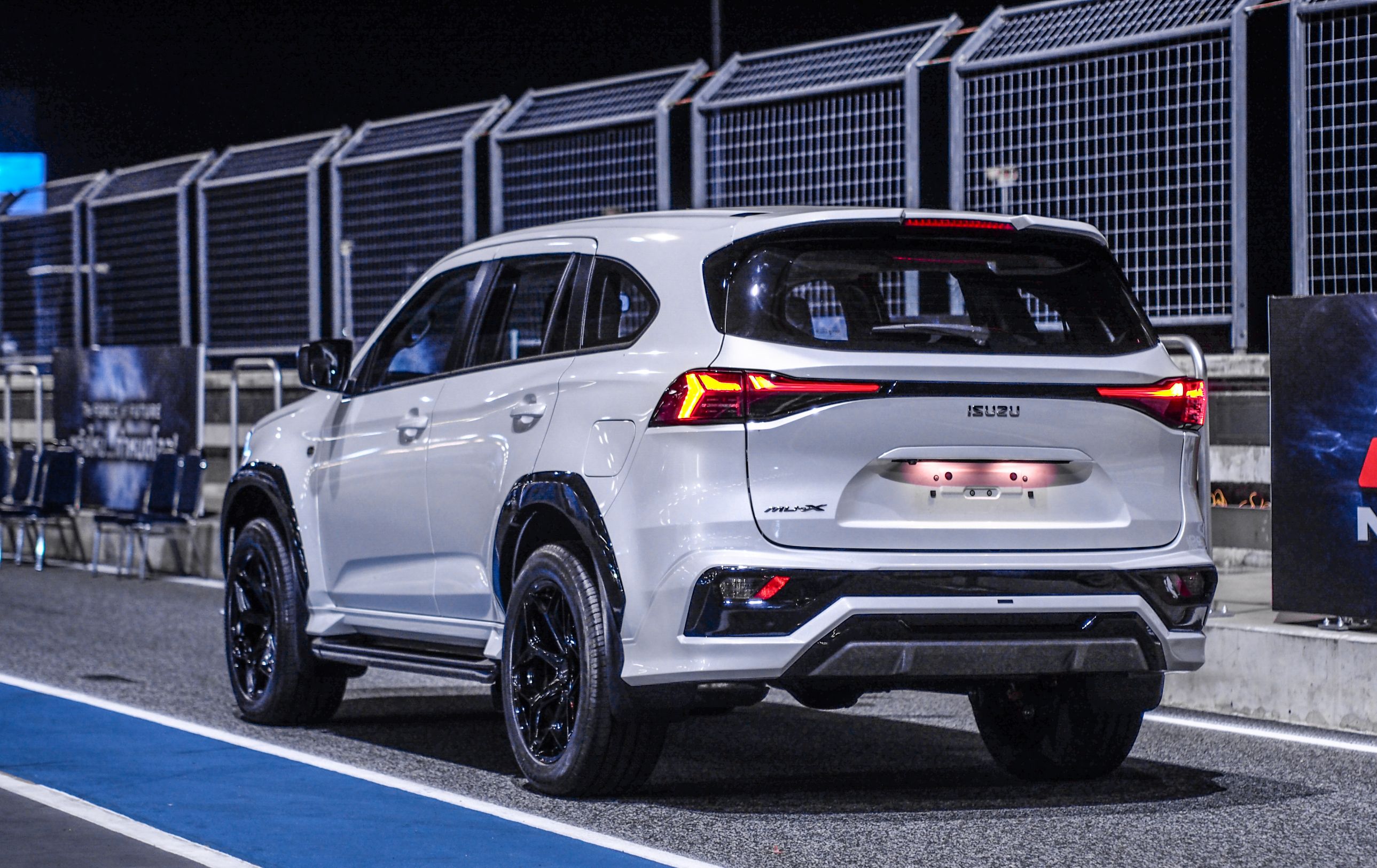 ชุดแต่ง ชุดสเกิร์ต Isuzu MU-X 2025 รุ่น AKC