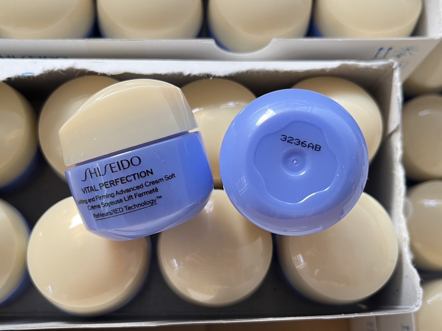 Shiseido Vital Perfection Uplifting and Firming Cream Enriched 15ml. ครีมบำรุงผิวสูตรเข้มข้น (1กระปุก)