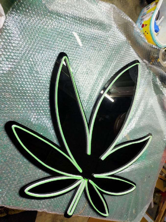 #ป้ายไฟนีออนดัดLEDรูปใบกัญชา