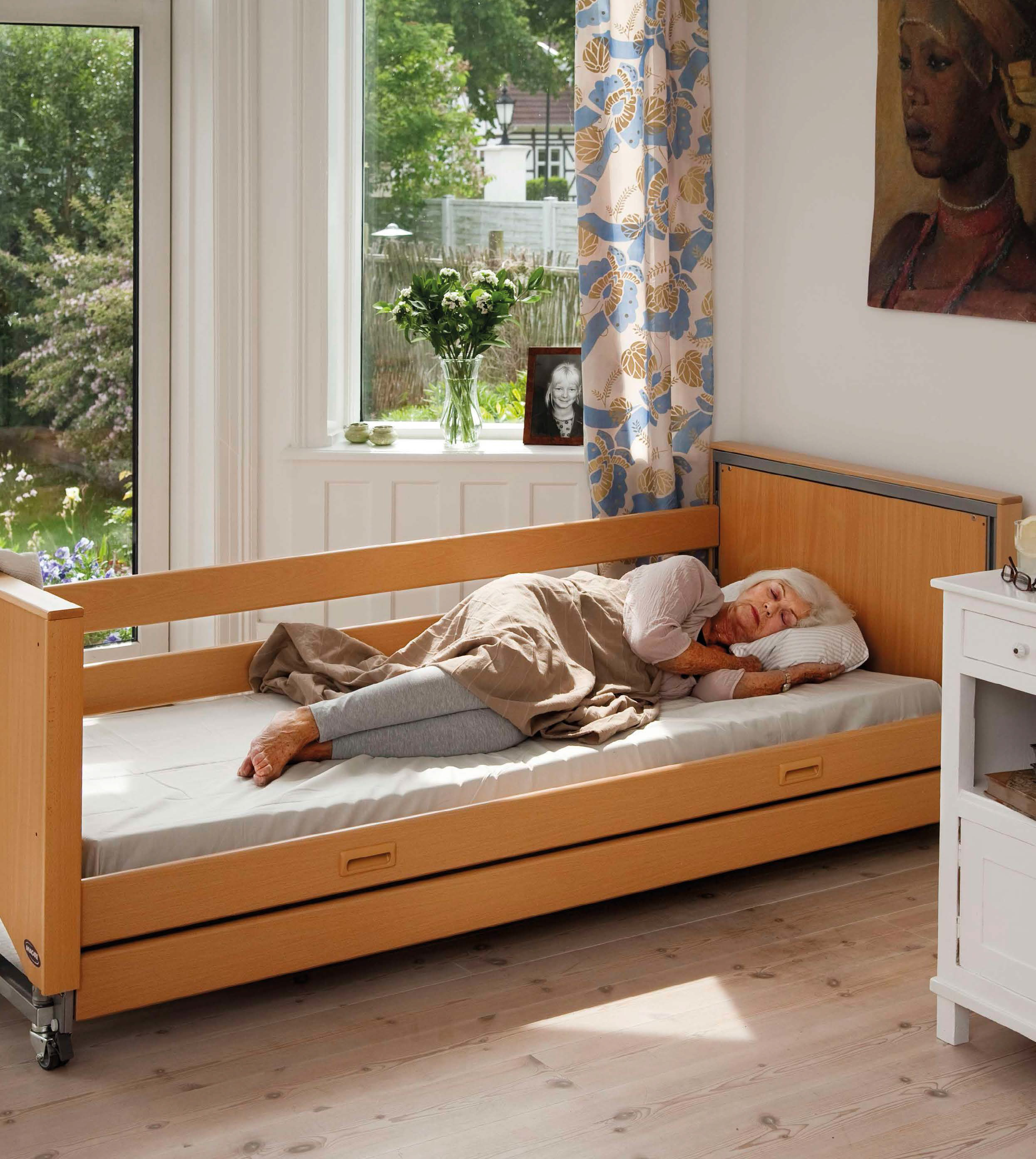 [🔥โปรสุดคุ้ม] เตียงไฟฟ้า 4 ฟังก์ชัน Invacare รุ่น Medley Ergo Super-low Bed ปรับต่ำพิเศษ พับเก็บได้ รับประกันศูนย์ไทย 6 ปี