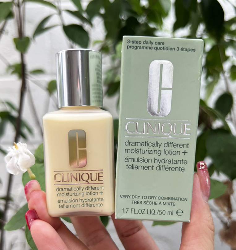 Clinique Dramatically Different Moisturizing Lotion+ 50ml. คลินิกข์ มอยส์เจอร์ไรเซอร์สูตรโลชั่น สำหรับผิวหน้าแห้งถึงผิวผสม