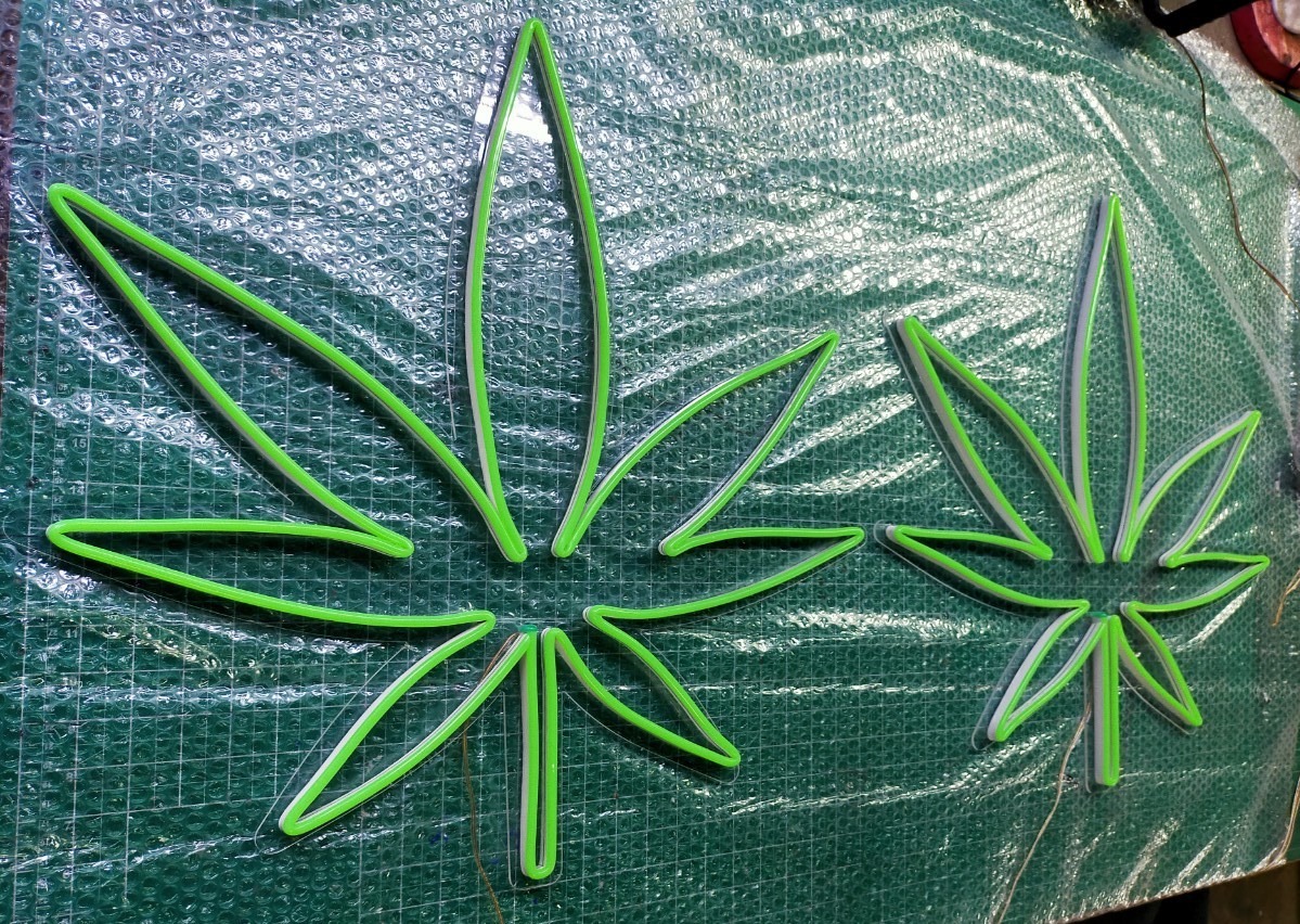 ป้ายไฟนีออนดัด ใบกัญชา