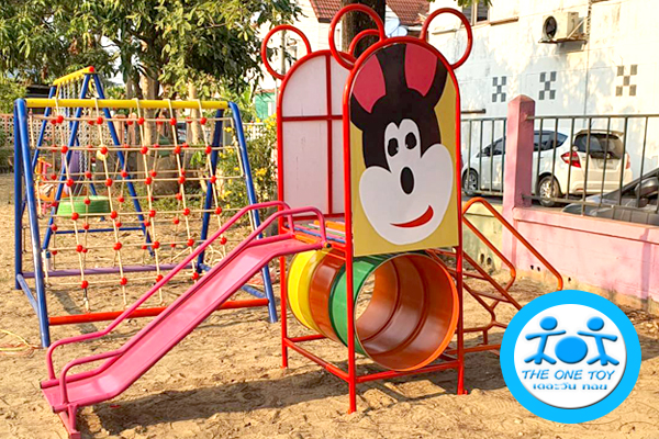 ถังลอดกระดานลื่นหน้าการ์ตูน