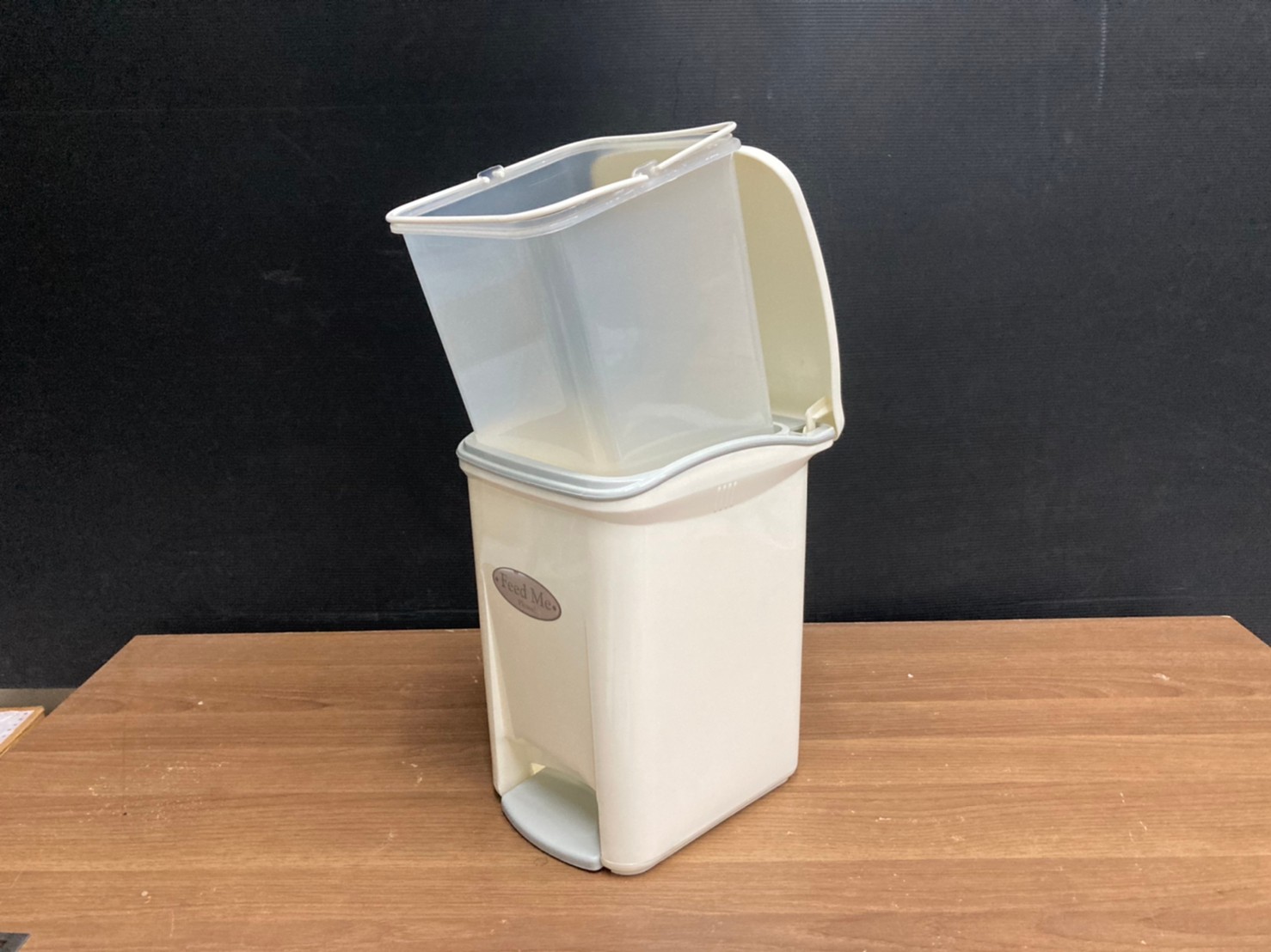 ถังขยะทรงเหลี่ยม เท้าเหยียบ 10 ลิตร