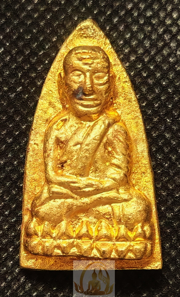 พระหลวงปู่หวด พิมพ์หลังเตารีด วัดในหาน (รุ่นแรก) จ.ภูเก็ต ปี 2536 เนื้อเปียกทอง