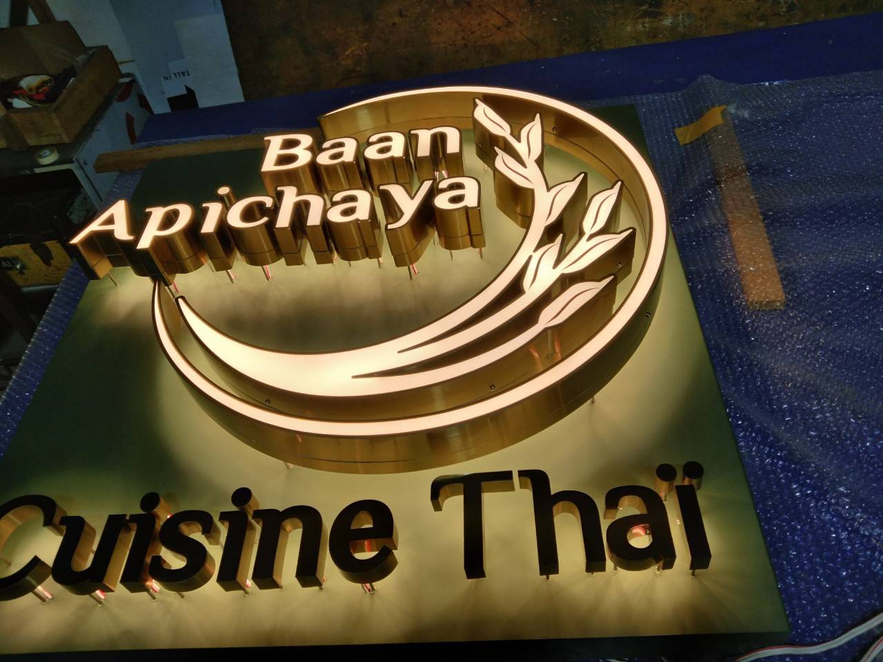 อักษรสแตนเลสหน้าทองแฮร์ไลน์