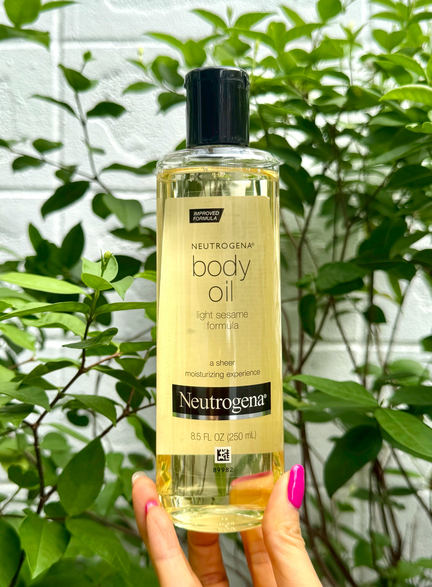 Neutrogena Body Oil Light Sesame Formula 250ml. บอดี้ออยบำรุงผิว สูตรเข้มข้น หิ้วเกาหลี (1ขวด)