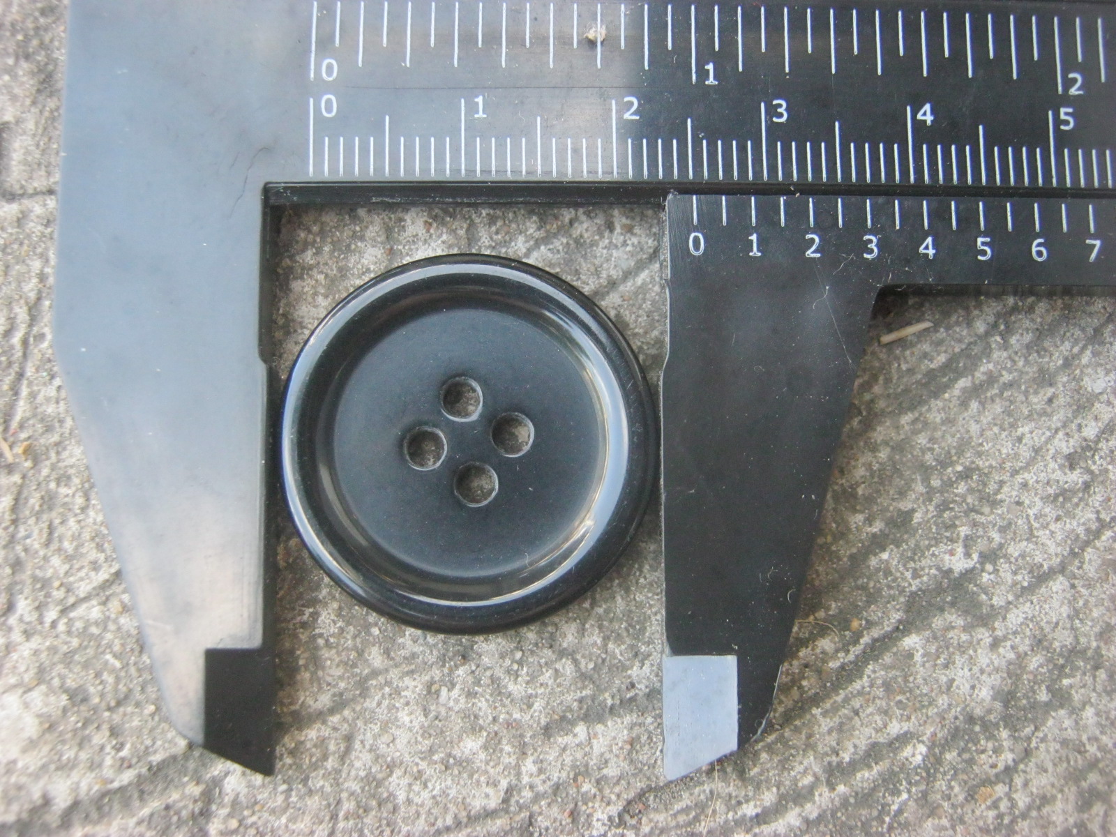 กระดุมปากร์สีดำ