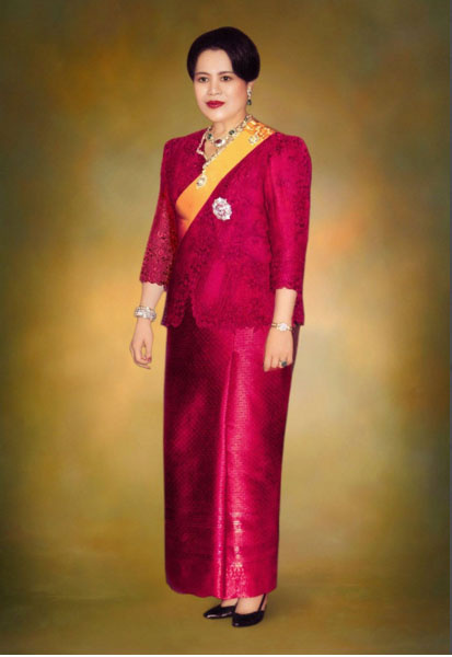 สมเด็จพระนางเจ้าสิริกิติ์ฉลองพระองค์สีแดง ขนาดใหญ่ 50x70 ซม
