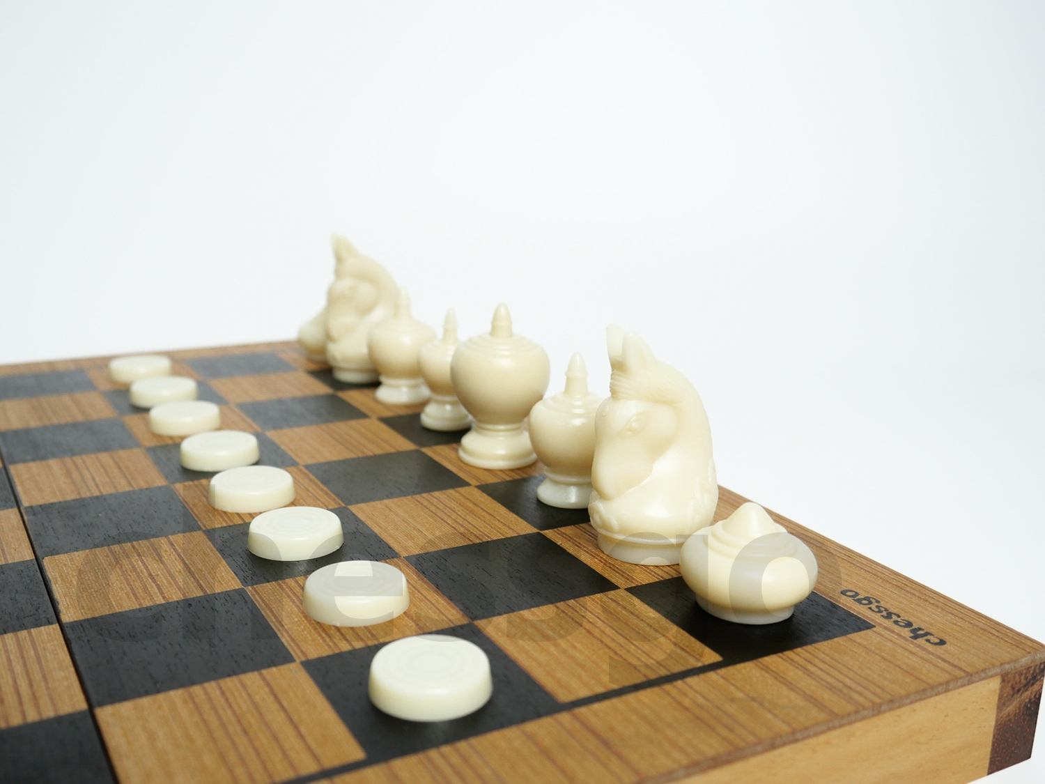 ชุดหมากรุกไทย(กระดานไม้พับสลับสีดำ+ตัวพลาสติกbermuda)