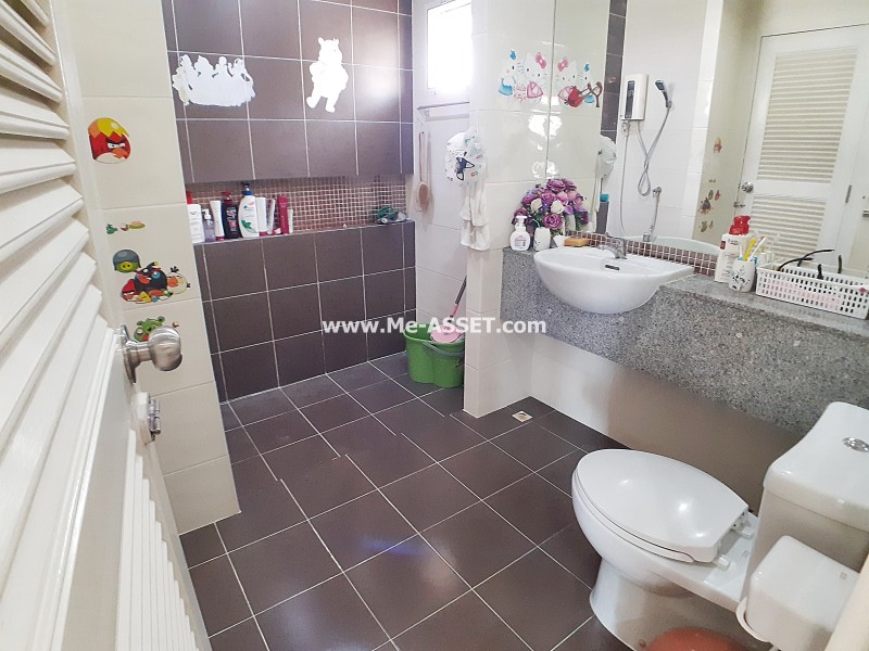 ขายบ้านแฝด ม.นลินวิลล์พลัส ถ.เคหะร่มเกล้า แขวงสะพานสูง เขตสะพานสูง กรุงเทพ / พื้นที่ 2 ชั้น 39 ตารางวา